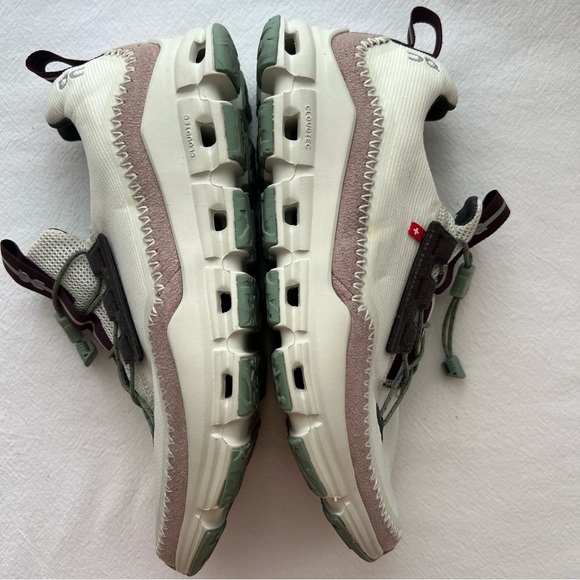 ON Cloudaway Hiking Sneaker - Picture 7 of 13